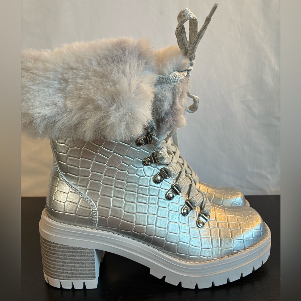 NWOB Lauren Lorraine silver boots block heel lug sole faux fur lace up 6.5 / 7 - Picture 4 of 10